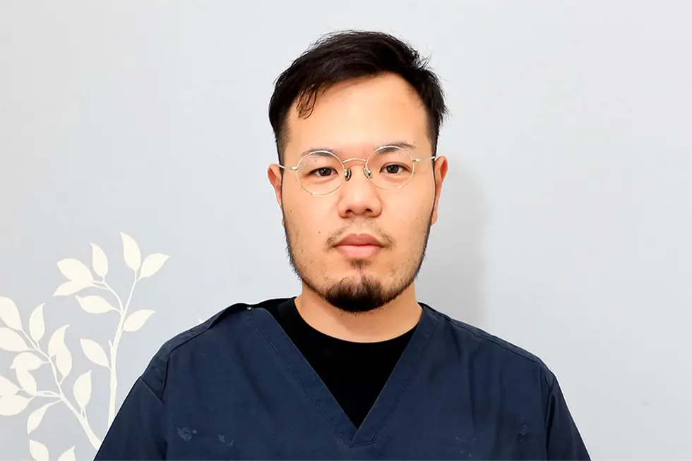 歯科医師：上出 一朗　ICHIROU KAMIDE